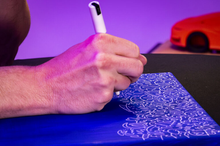 Contemporary artist meeting a collector during a private artwork sale with a personalised dedication organised by Carton Rouge.